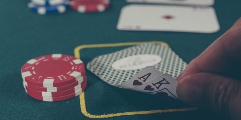 Antarmuka permainan Lucky Twins menampilkan gulungan slot dengan simbol-simbol kembar