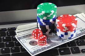 Studio live dealer dengan multiple kamera menampilkan permainan blackjack dan roulette di platform dewatoto
